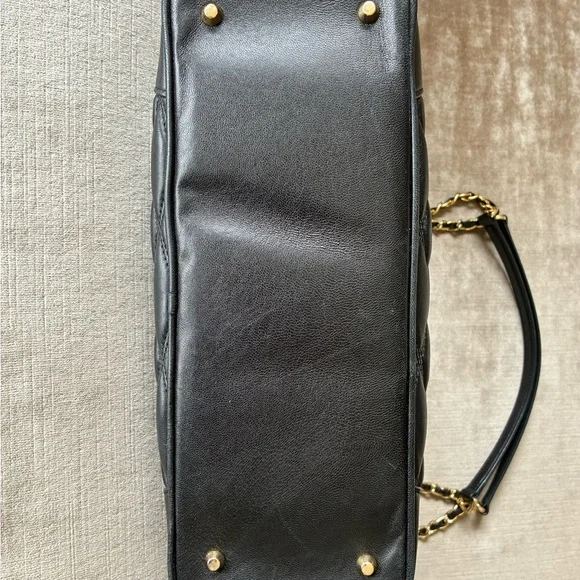 DKNY Leather Tote, Quilted Puff Diamond Pattern, Gold Hardware 🖤💛 - Picture 4 of 11